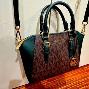 New MICHAEL Michael Kors Ciara Medium Messenger in signature racing green